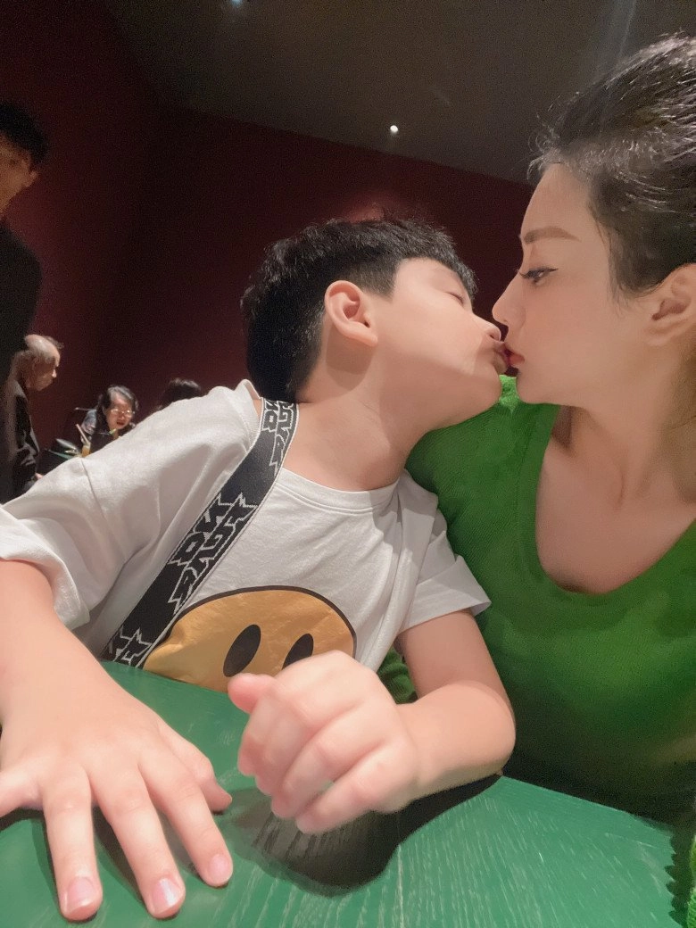Đưa con khai giảng mẹ đơn thân hà nội nổi bật nhất sân trường nhiều máy ảnh cũng giơ lên chụp lén - 13