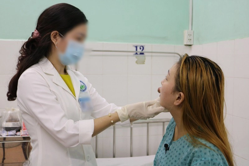 Đua nhau làm đẹp đón tết người suýt mù mắt vì tiêm filler người môi mưng mủ vì xăm - 2