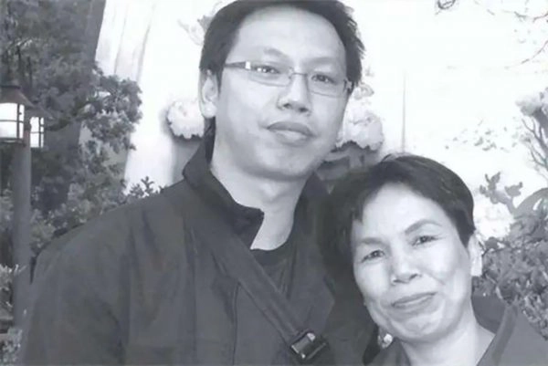 Đứa trẻ được nhận nuôi thành tài âm thầm chuyển 55 tỷ vào tài khoản mẹ và nói 1 câu - 1