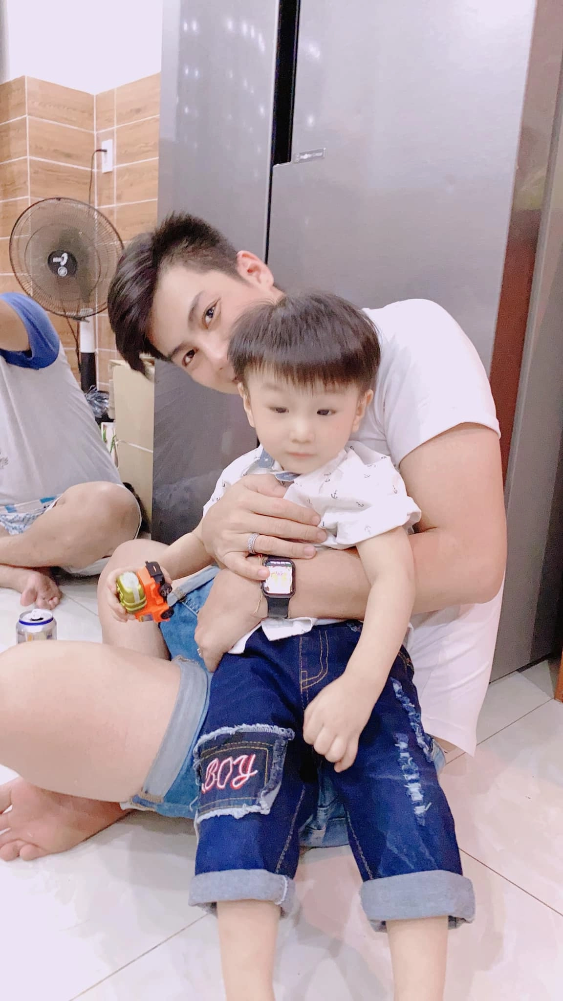 Đứa trẻ lâm khánh chi tốn 1 tỷ nhờ người đẻ hộ càng lớn càng đẹp toàn dùng đồ hiệu - 13