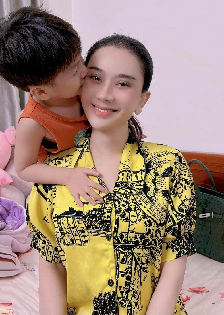 Đứa trẻmàlâm khánh chi sang thái nhờ người mang thai hộ giờ lớn bổng giống mẹ lúc chưa chuyển giới - 9