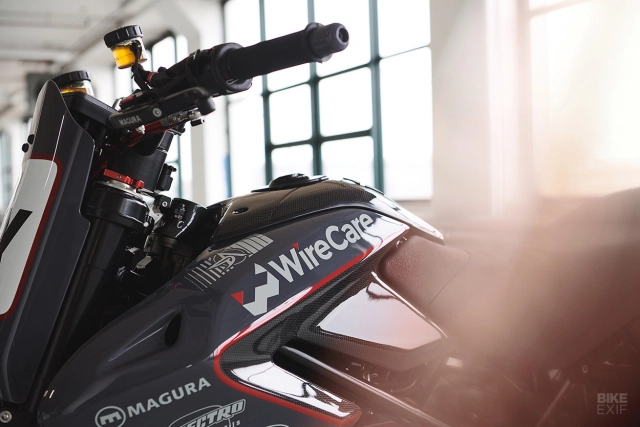 Ducati hypermotard độ phong cách flat tracker đến từ analog motorcycle - 8