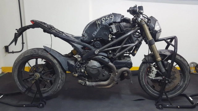 Ducati monster 1100 evo lột xác từ đống phế liệu - 4