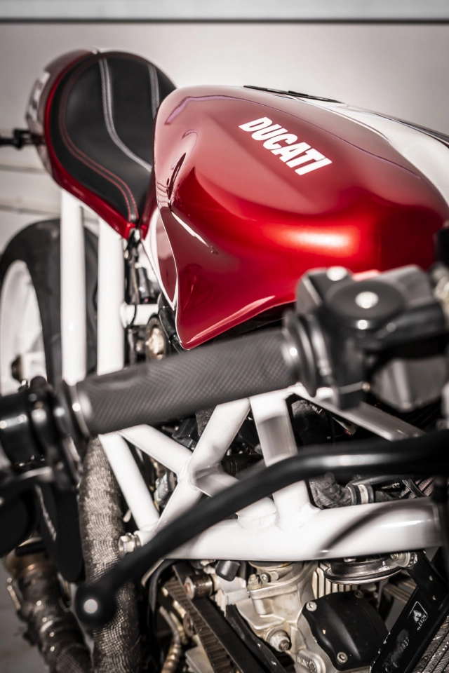 Ducati monster 1100 evo lột xác từ đống phế liệu - 5
