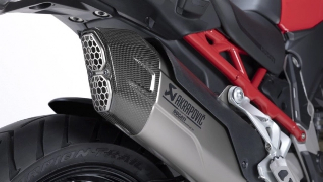Ducati multistrada v4 trở nên thể thao hơn với bộ ống xả akrapovic - 1