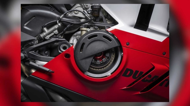 Ducati panigale v4 r 2023 và bmw m1000rr 2023 trên bàn cân thông số - 2
