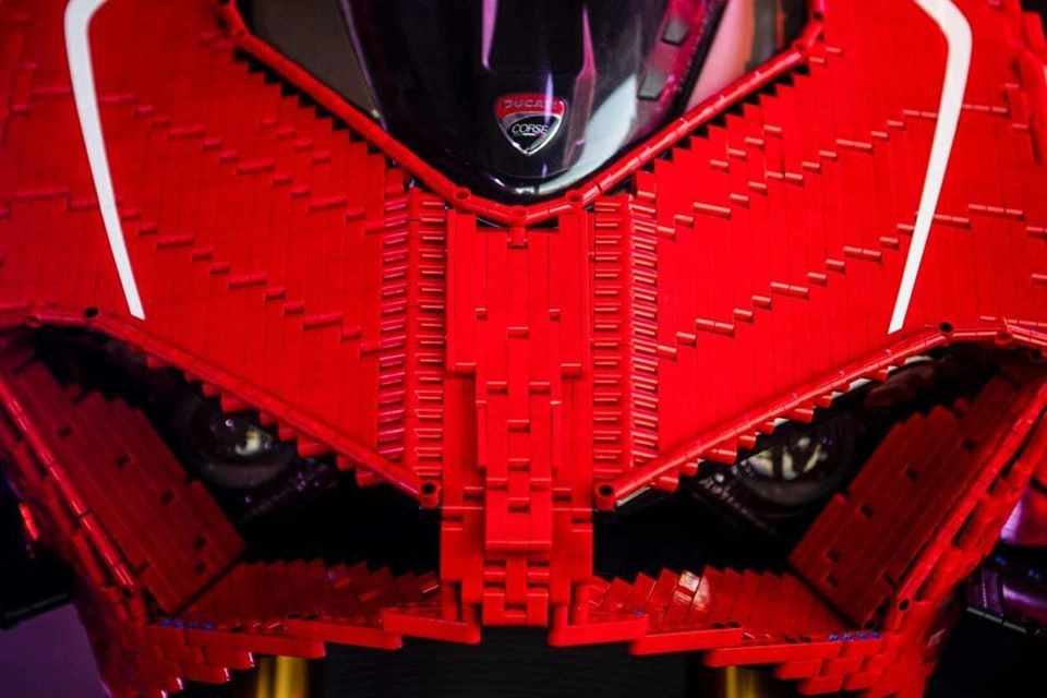 Ducati panigale v4 r với dàn áo hoàn toàn bằng lego - 1
