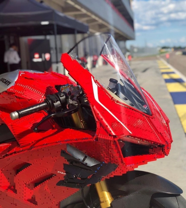 Ducati panigale v4 r với dàn áo hoàn toàn bằng lego - 4