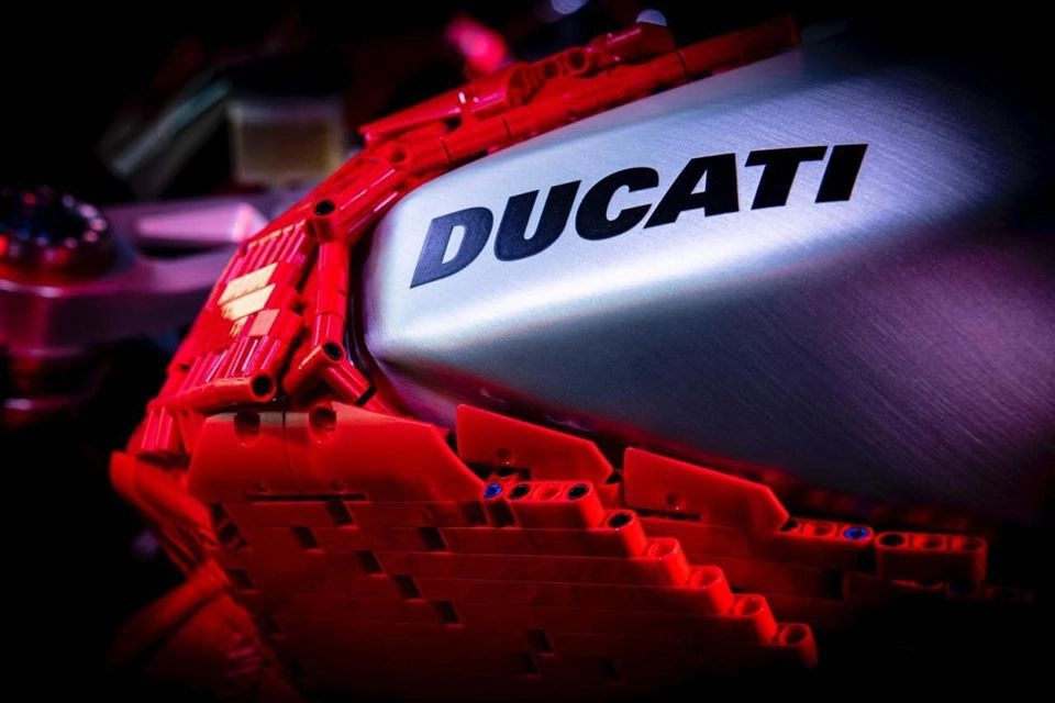Ducati panigale v4 r với dàn áo hoàn toàn bằng lego - 6