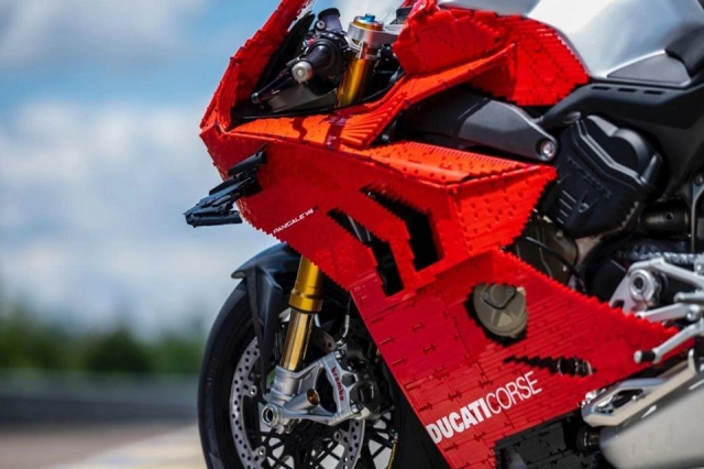Ducati panigale v4 r với dàn áo hoàn toàn bằng lego - 9