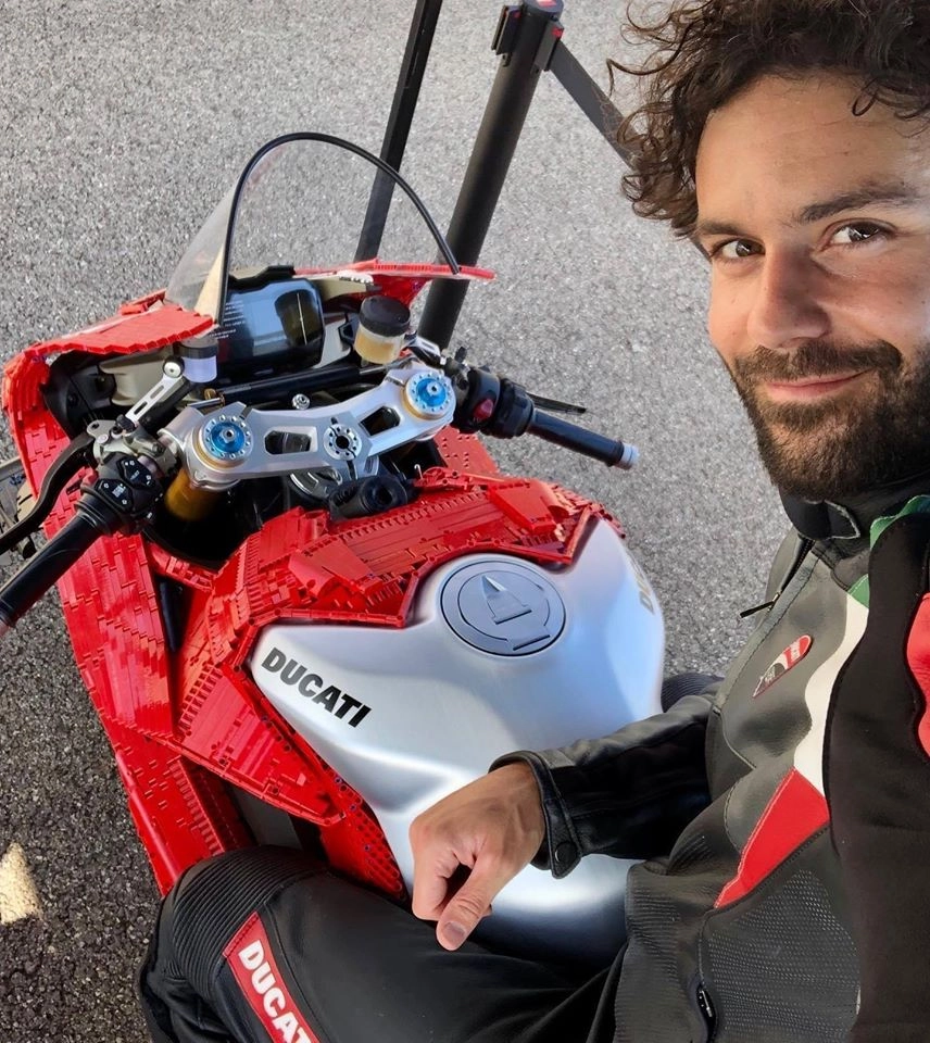 Ducati panigale v4 r với dàn áo hoàn toàn bằng lego - 10