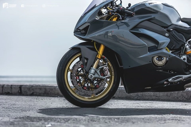 Ducati panigale v4 s độ nổi bật với phong cách xám xi măng - 1