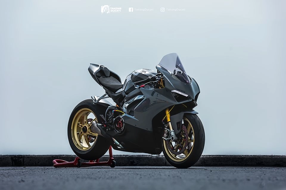 Ducati panigale v4 s độ nổi bật với phong cách xám xi măng - 3