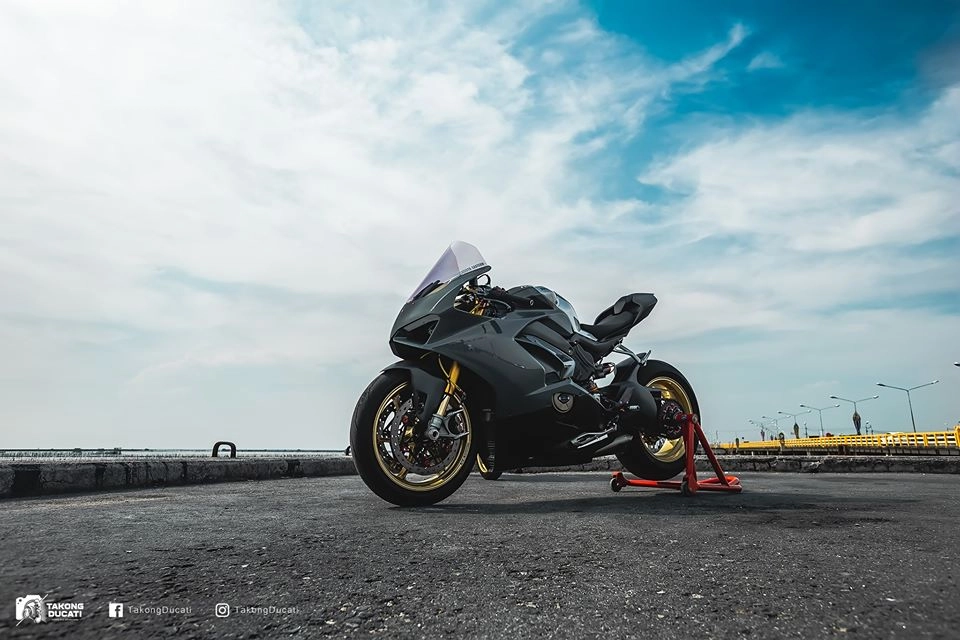 Ducati panigale v4 s độ nổi bật với phong cách xám xi măng - 5