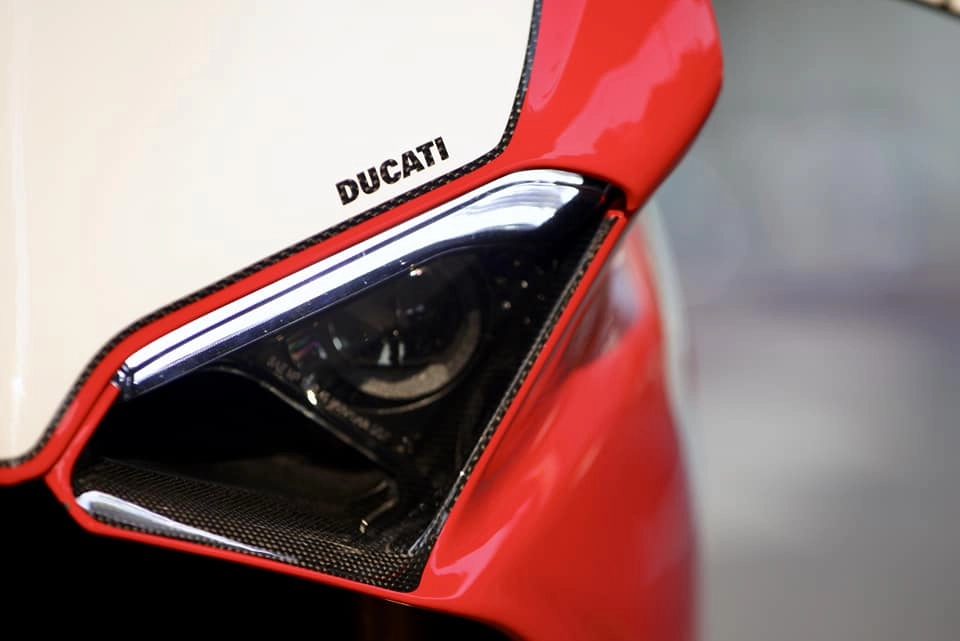 Ducati panigale v4 s độ phong cách đường đua với diện mạo mới đầy mê hoặc - 1
