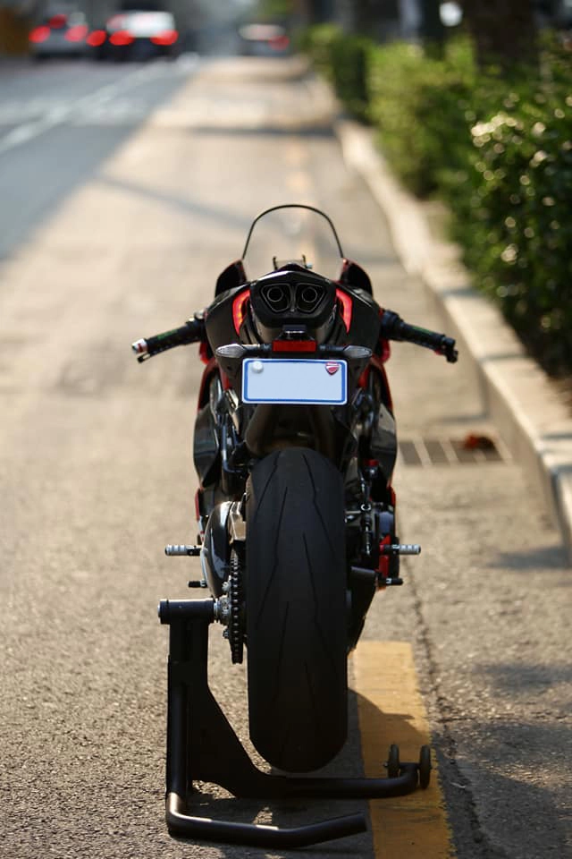 Ducati panigale v4 s độ phong cách đường đua với diện mạo mới đầy mê hoặc - 15