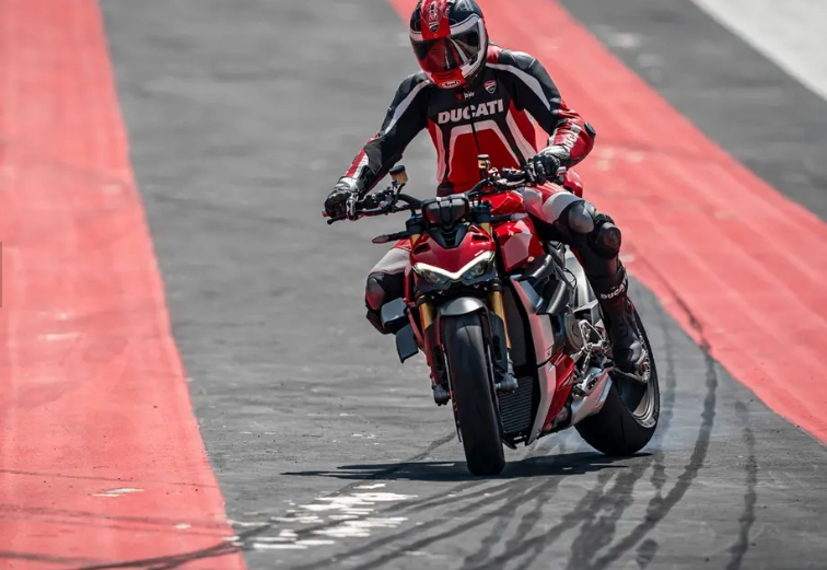 Ducati streetfighter v4 chính thức ra mắt với cảm hứng từ nụ cười của kẻ phản diện joker - 3