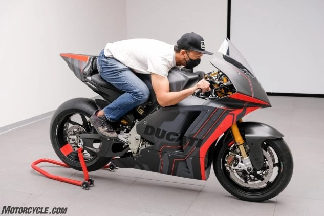 Ducati world premiere 2023 sẽ tiết lộ monster sp scrambler mới panigale v4 r - 4
