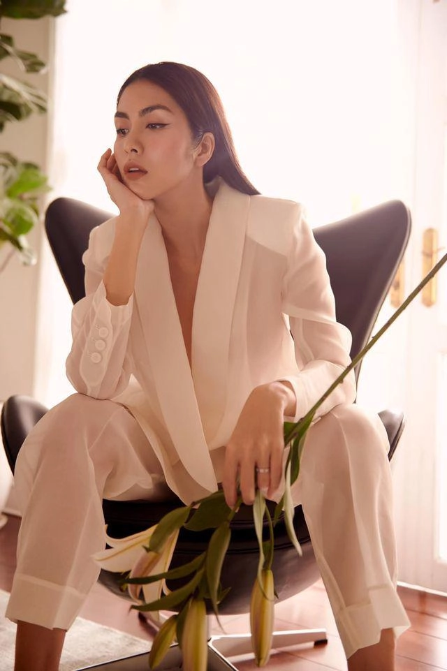 Đụng hàng quần soi thấu da thịt hà kiều anh quý phái nhìn sang hà tăng khó thốt nên lời - 6