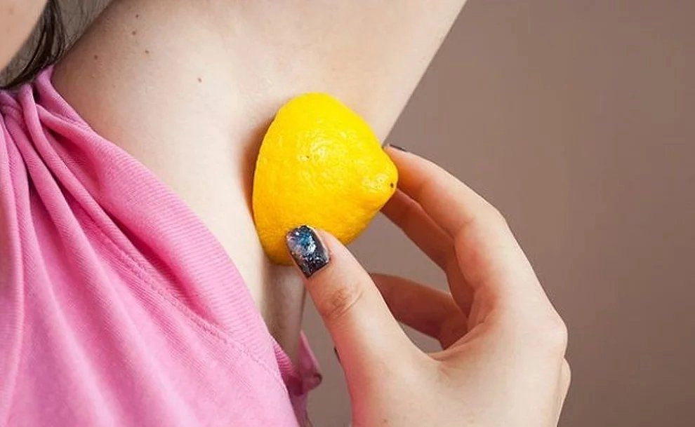 Dùng lăn khử mùi khiến da nách thâm sạm làm ngay cách này vừa trắng lại hết rau mùi - 3
