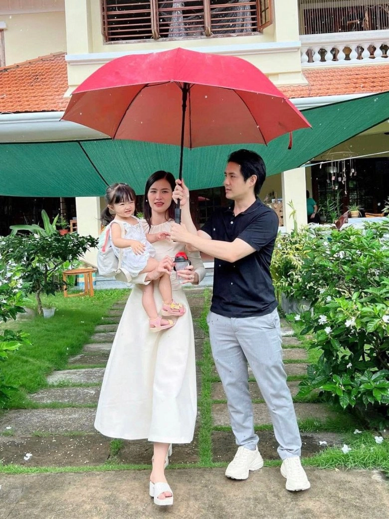 Được bố mẹ đón sau tan học con gái đông nhi ông cao thắng cười tươi khác hẳn gương mặt buồn bã lúc đi - 1