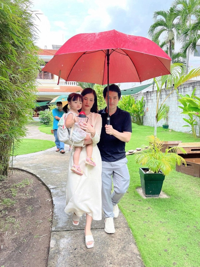 Được bố mẹ đón sau tan học con gái đông nhi ông cao thắng cười tươi khác hẳn gương mặt buồn bã lúc đi - 2