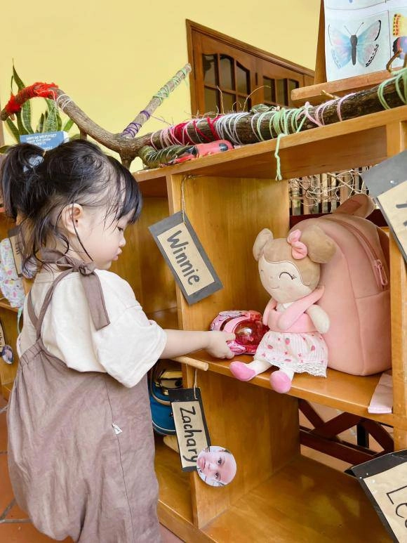Được bố mẹ đón sau tan học con gái đông nhi ông cao thắng cười tươi khác hẳn gương mặt buồn bã lúc đi - 5