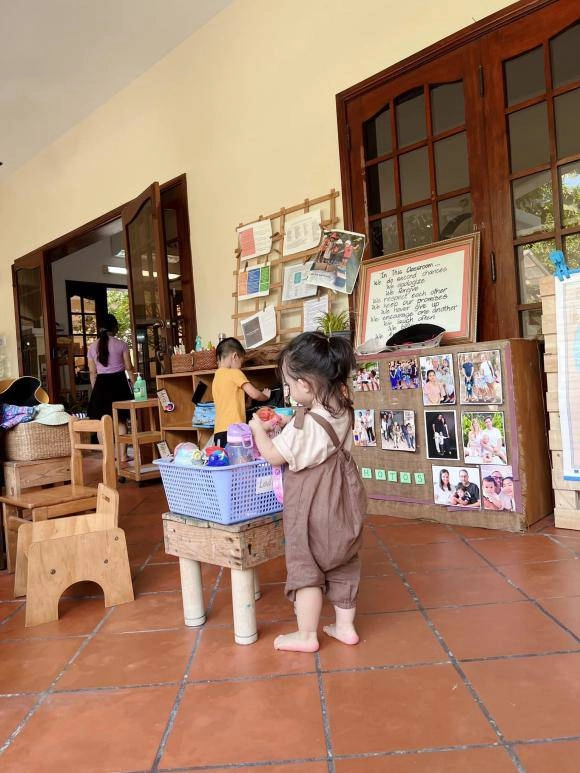 Được bố mẹ đón sau tan học con gái đông nhi ông cao thắng cười tươi khác hẳn gương mặt buồn bã lúc đi - 6