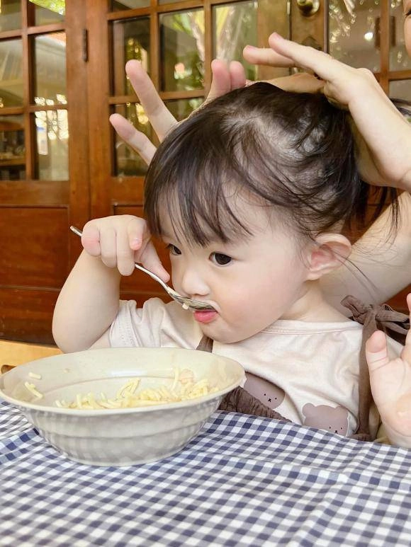 Được bố mẹ đón sau tan học con gái đông nhi ông cao thắng cười tươi khác hẳn gương mặt buồn bã lúc đi - 7