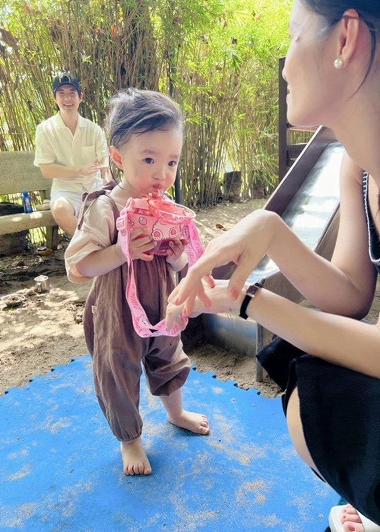 Được bố mẹ đón sau tan học con gái đông nhi ông cao thắng cười tươi khác hẳn gương mặt buồn bã lúc đi - 9