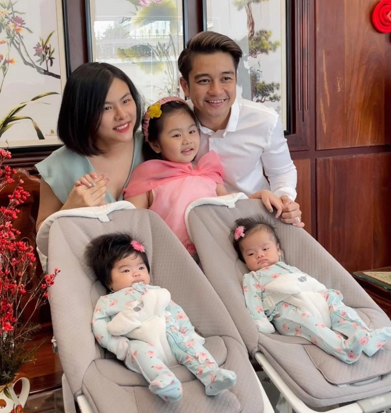 Được mẹ làm điệu lúc đang ngủ con gái vân trang khiến dân tình xuýt xoa vì quá đáng yêu - 1