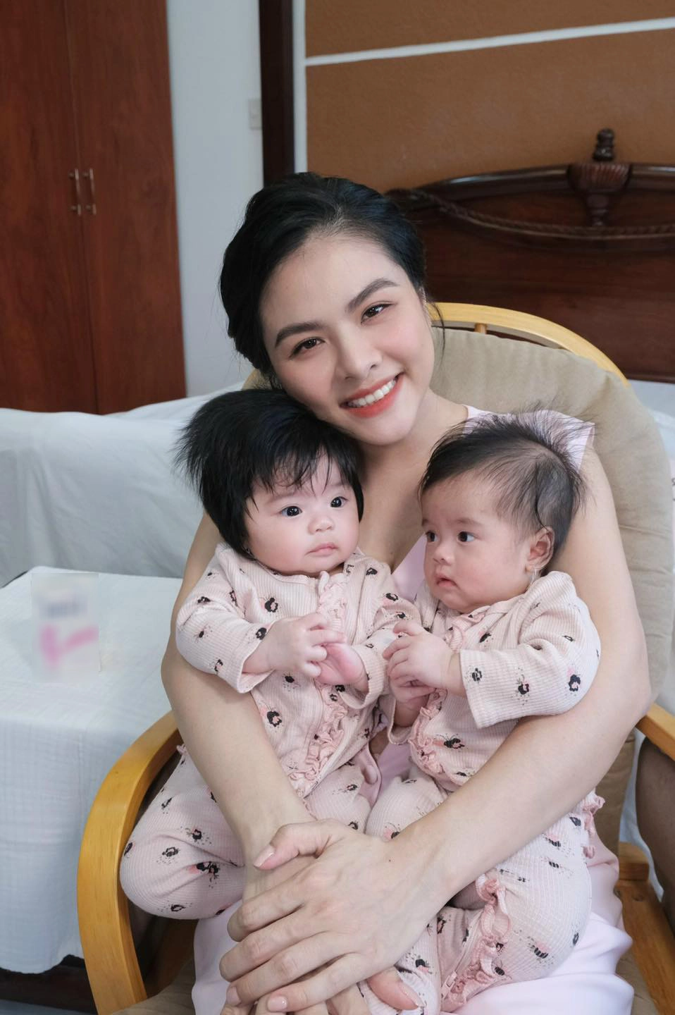 Được mẹ làm điệu lúc đang ngủ con gái vân trang khiến dân tình xuýt xoa vì quá đáng yêu - 9