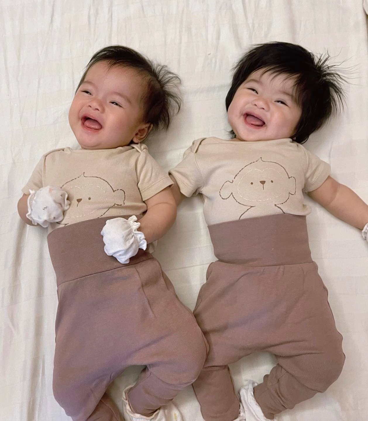 Được mẹ làm điệu lúc đang ngủ con gái vân trang khiến dân tình xuýt xoa vì quá đáng yêu - 10