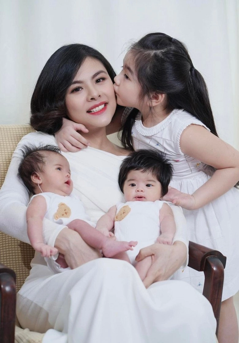 Được mẹ làm điệu lúc đang ngủ con gái vân trang khiến dân tình xuýt xoa vì quá đáng yêu - 14