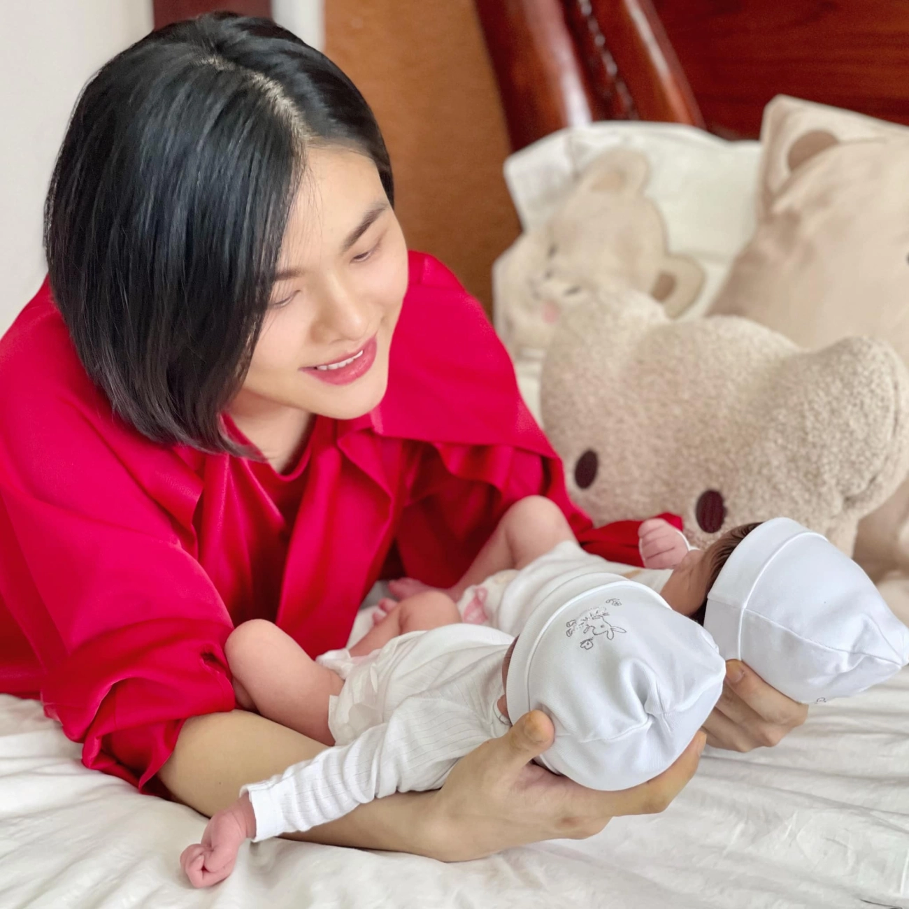 Được mẹ làm điệu lúc đang ngủ con gái vân trang khiến dân tình xuýt xoa vì quá đáng yêu - 15