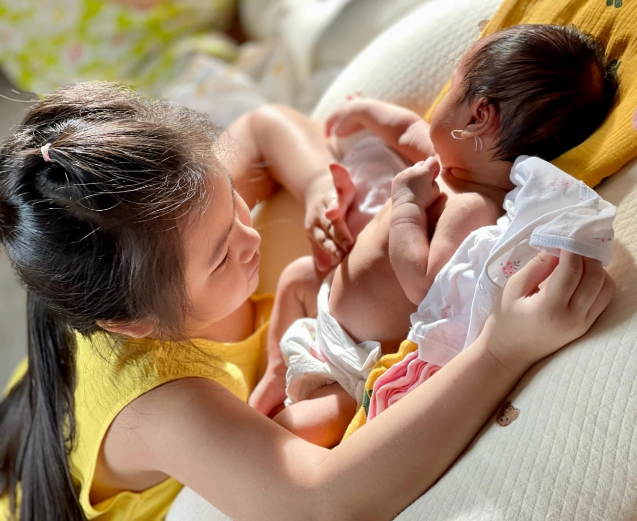 Được mẹ làm điệu lúc đang ngủ con gái vân trang khiến dân tình xuýt xoa vì quá đáng yêu - 16