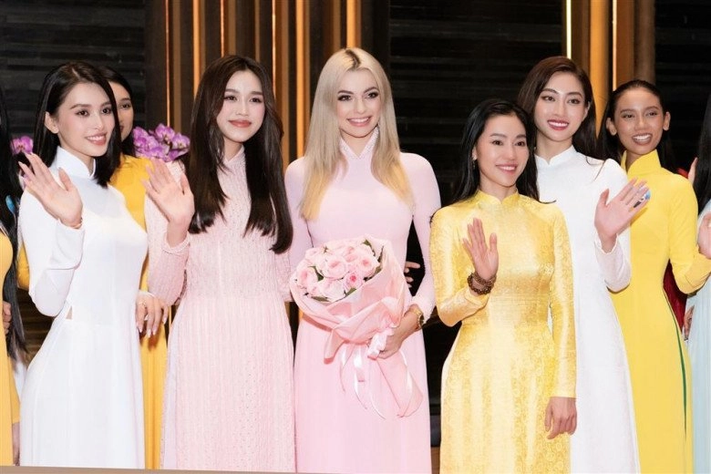 Đương kim miss world 2019 diện đầm hồng khoe body nảy nở gửi lời chào tới eva - 5