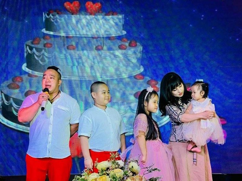 Dv hiếu hiền 1m5 lấy vợ mỹ nhân kém 9 tuổi được vợ sinh liền 3 con giống hệt bố - 4