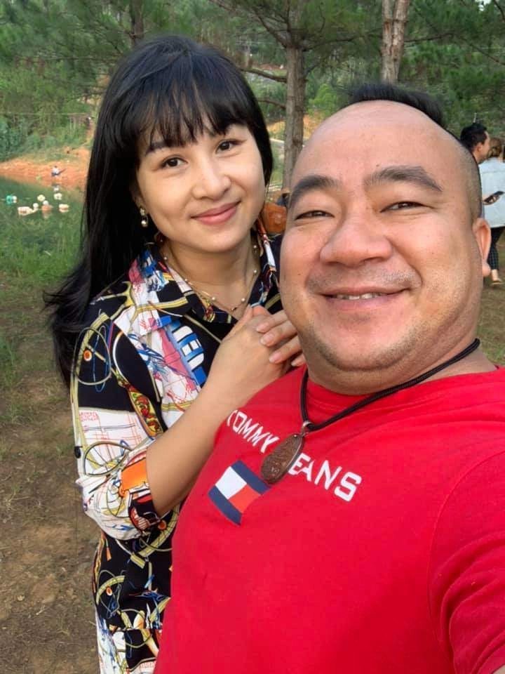 Dv hiếu hiền 1m5 lấy vợ mỹ nhân kém 9 tuổi được vợ sinh liền 3 con giống hệt bố - 7