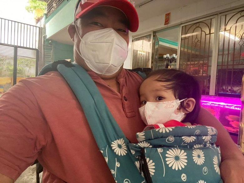Dv hiếu hiền 1m5 lấy vợ mỹ nhân kém 9 tuổi được vợ sinh liền 3 con giống hệt bố - 8