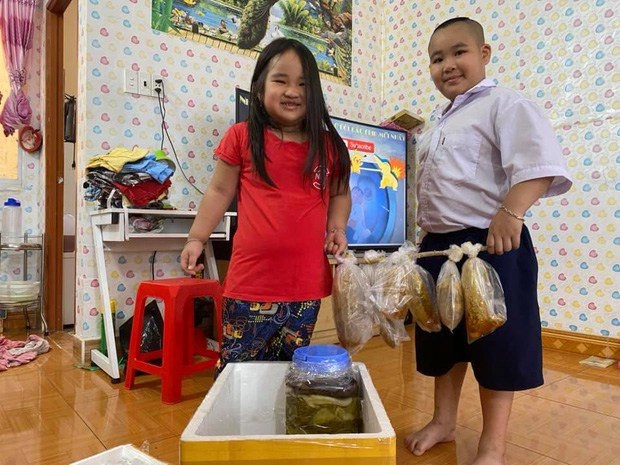 Dv hiếu hiền 1m5 lấy vợ mỹ nhân kém 9 tuổi được vợ sinh liền 3 con giống hệt bố - 10