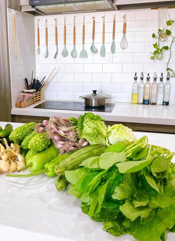 Elly trần giải thích về vòng một lưng mình gầy lắm tất cả số đo đều dồn lên phía trước - 18