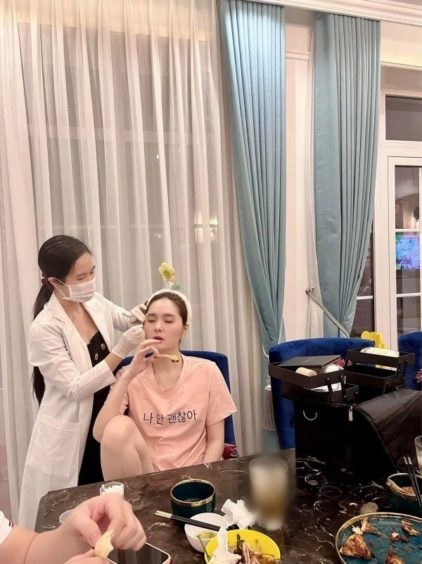 em gái lý hải ở nhà 400 tỷ khoe kỹ năng đỉnh cao vừa nhậu vừa gẩy sợi lông mày - 2