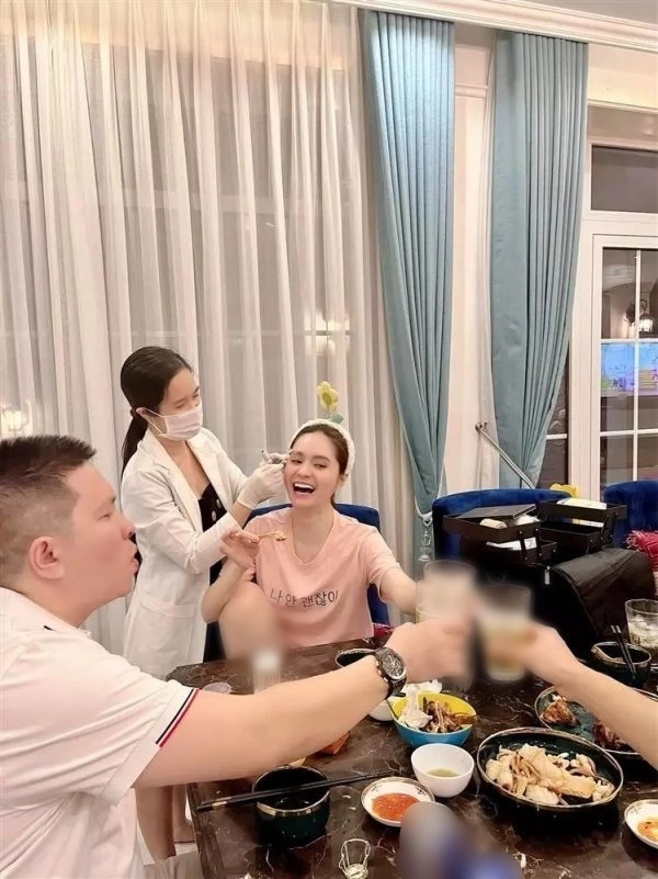 em gái lý hải ở nhà 400 tỷ khoe kỹ năng đỉnh cao vừa nhậu vừa gẩy sợi lông mày - 3