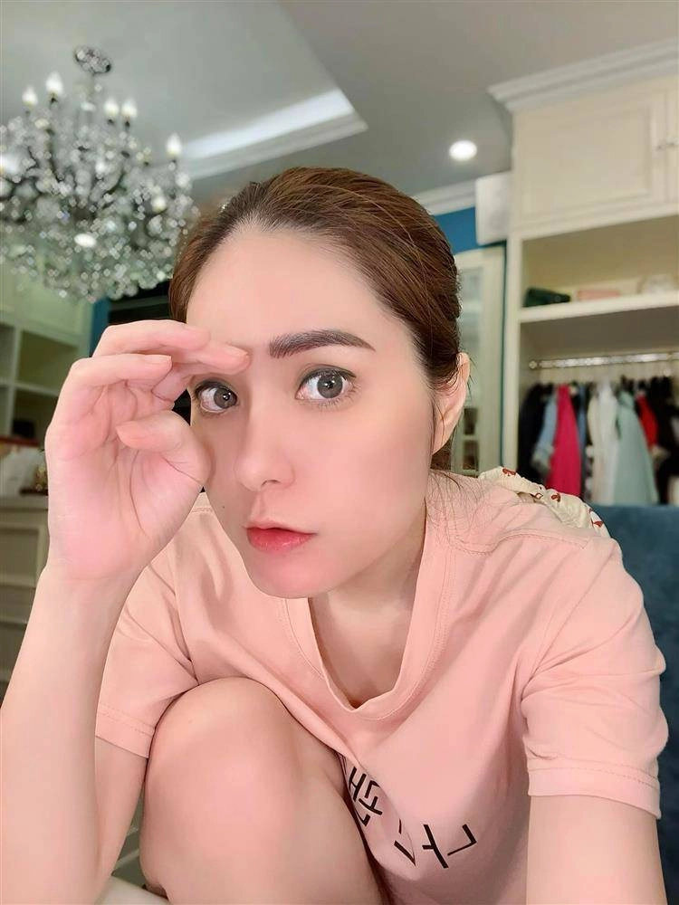 em gái lý hải ở nhà 400 tỷ khoe kỹ năng đỉnh cao vừa nhậu vừa gẩy sợi lông mày - 5