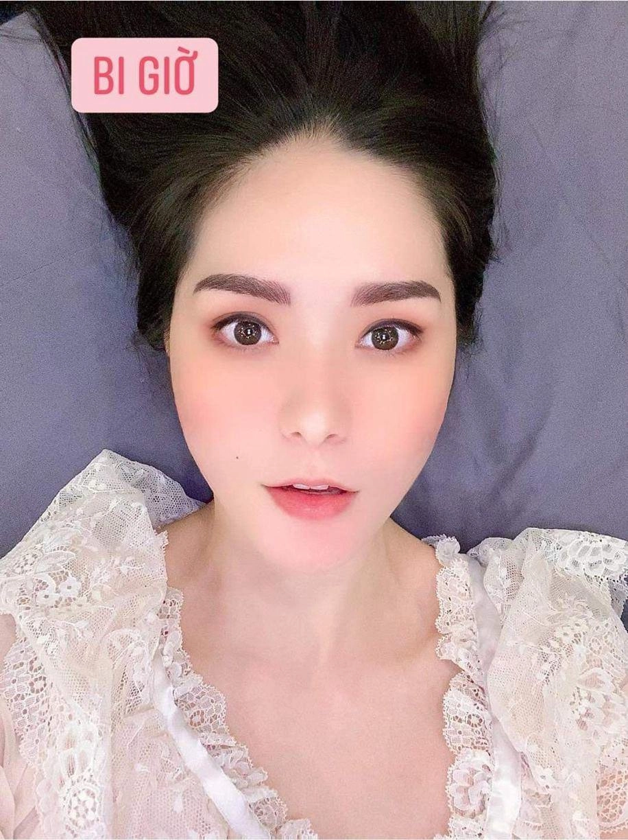 em gái lý hải ở nhà 400 tỷ khoe kỹ năng đỉnh cao vừa nhậu vừa gẩy sợi lông mày - 8