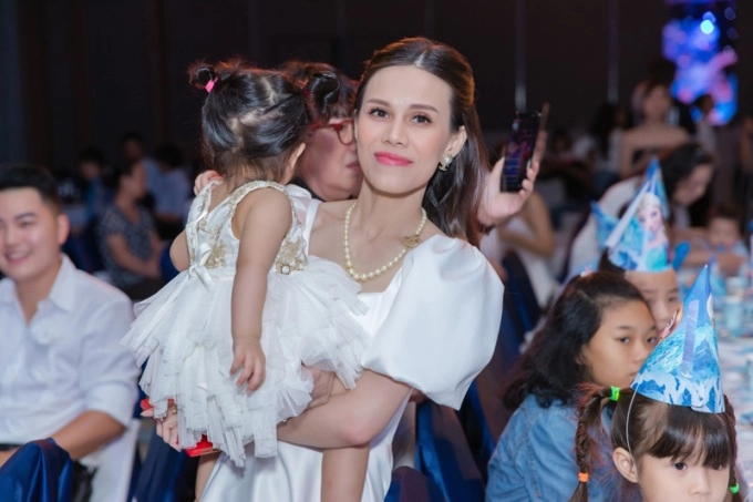 Em gái thanh thảo đưa con trai jacky minh trí thăm thú khắpviệt nam cậu bé được khen ngợi nhiều - 1