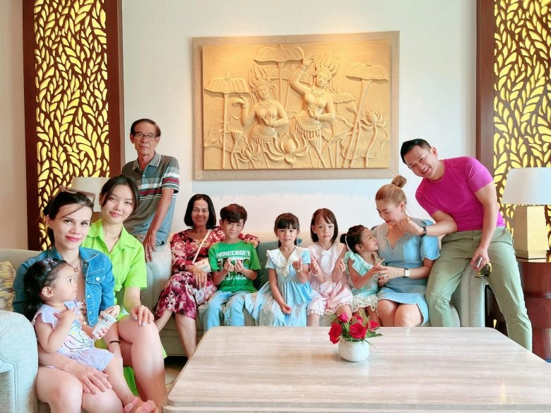 Em gái thanh thảo đưa con trai jacky minh trí thăm thú khắpviệt nam cậu bé được khen ngợi nhiều - 4
