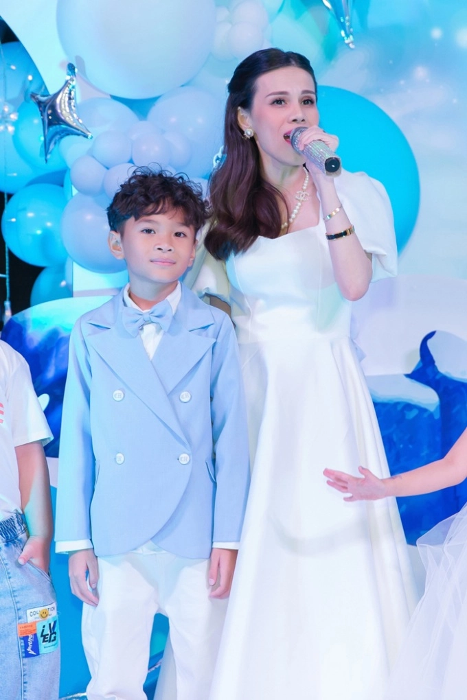 Em gái thanh thảo đưa con trai jacky minh trí thăm thú khắpviệt nam cậu bé được khen ngợi nhiều - 5