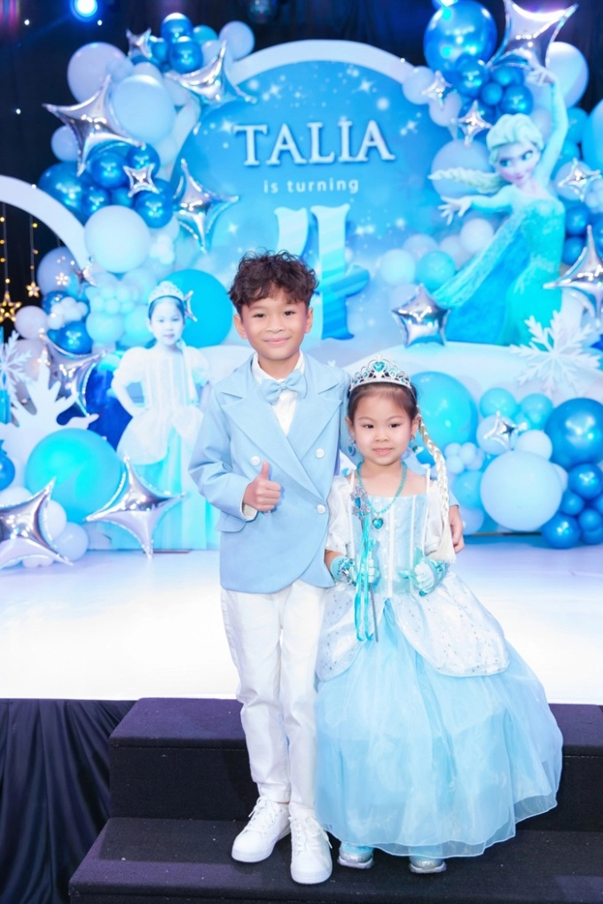 Em gái thanh thảo đưa con trai jacky minh trí thăm thú khắpviệt nam cậu bé được khen ngợi nhiều - 6
